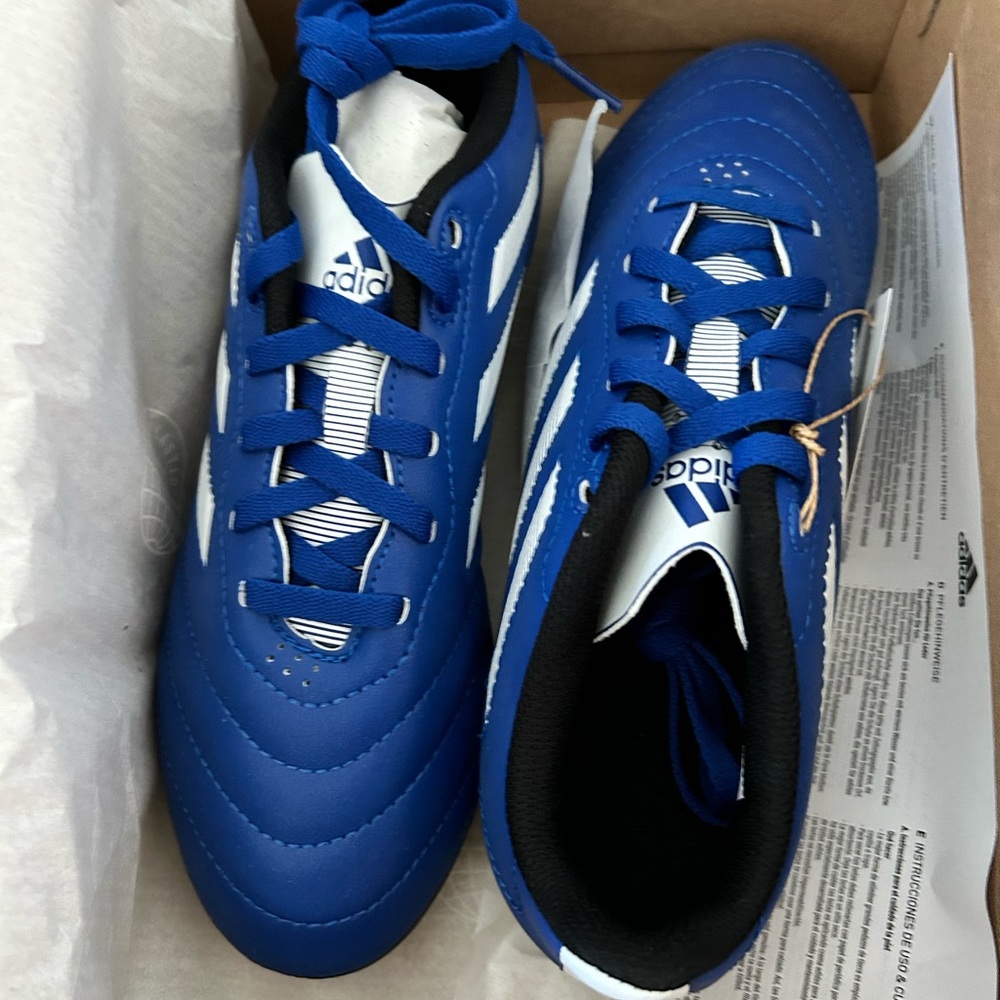 Boys soccer cleats never worn size 3.5